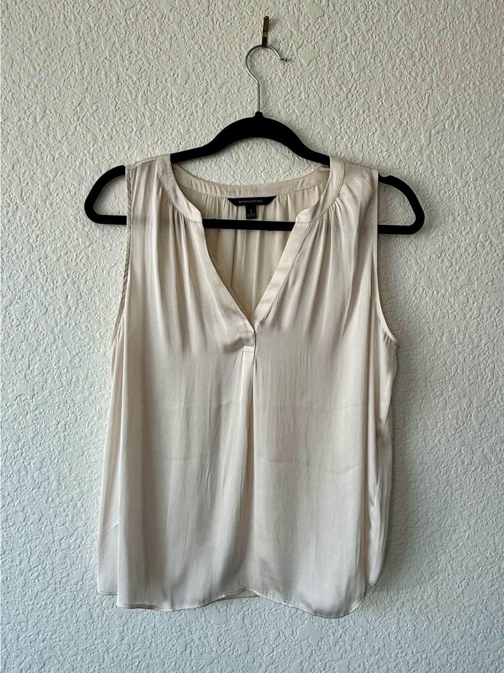 Banana Republic Cream Sleeveless V-Neck Camisole